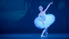 Kuva: Balettitanssija Anu Viheri�ranta Joutsenlammen solistina (2004). YLE kuvanauha.