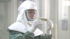 Kuva: Joditablettien valmistusta lääketehtaan laboratoriossa (2000). YLE kuvanauha. Kuva: Joditablettien valmistusta lääketehtaan laboratoriossa (2000). YLE kuvanauha.