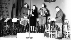 Kuva: Asemiesilta Messuhallissa 13.8.1942, ��nislinnan teatterin�yttelij�t lavalla. YLE Kuvapalvelu.