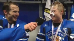 Kuva: Tuomo Ruutu haastattelee Mikael Granlundia. YLE kuvanauha