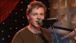 Kuva: Ville Leinonen esiintyy Harakanpes� -ohjelmassa. YLE kuvanauha 2004. 