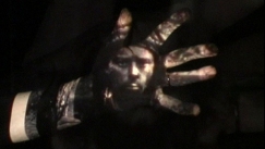 Kuva: Tarpeeksi puhutteleva taide ei ole riippuvaista kulttuuristaan, sanoo valokuvaaja Jorma Puranen. YLE kuvanauha 2001. 