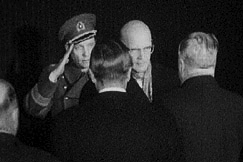 Kuva: Presidentti Kekkonen palaamassa Novosibirskista noottikriisin jälkeen. YLE kuvanauha. Kuva: Presidentti Kekkonen palaamassa Novosibirskista noottikriisin jälkeen. YLE kuvanauha.