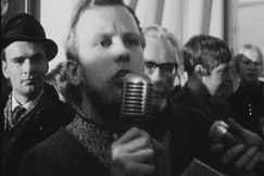 Kuva: Ilkka Taipale Marraskuun liikkeen itsenäisyysjuhlassa. Taustalla Merraskuun liikkeen perustajiin kuulunut Claes Andersson ja juhlassa esiintynyt runoilija Arvo Turtiainen. (1967) YLE kuvanauha. Kuva: Ilkka Taipale Marraskuun liikkeen itsenäisyysjuhlassa. Taustalla Merraskuun liikkeen perustajiin kuulunut Claes Andersson ja juhlassa esiintynyt runoilija Arvo Turtiainen. (1967) YLE kuvanauha.