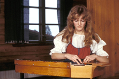 Kuva: Nainen soittaa kannelta. (1978) Kuvaaja: Arja Lento. Yle kuvapalvelu Kuva: Nainen soittaa kannelta. (1978) Kuvaaja: Arja Lento. Yle kuvapalvelu