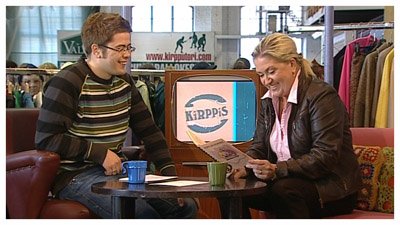 Ari Hursti ja Anja Snellman selailevat lahjoitettua keittokirjaa (copyright YLE/videokuvaa)