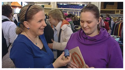 Eija Juutilainen ja Annamari Eskola kirppiskierroksella (copyright YLE/videokuvaa)