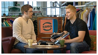 Ari Hursti ja Markus Pöyhönen keskustelevat Markuksen ensimmäisestä urheiluharrastuksesta (copyright YLE/videokuvaa)