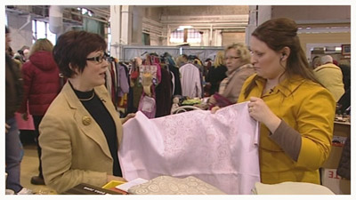 Ritva Palo-oja ja Annamari Eskola kirppiskierroksella (copyright YLE/videokuvaa)