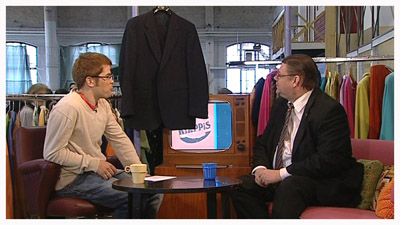 Ari Hursti, luovutettu liituraitapuku ja Timo Soini (copyright YLE/videokuvaa)