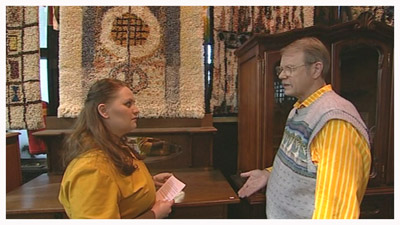 Annamari Eskola ja Tuomas Sopanen löytöjen äärellä (copyright YLE/videokuvaa)