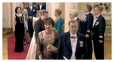 Anni Sinnemäki linnan juhlissa (copyright YLE/videokuvaa)