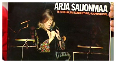 Arja Saijonmaa ja rakkain esine (copyright YLE/videokuvaa)