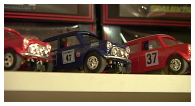 Juha Setälän scalextric-kokoelmaa (copyright YLE/videokuvaa)