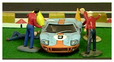 Juha Setälän scalextric-kokoelmaa (copyright YLE/videokuvaa)