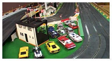Juha Setälän scalextric-kokoelmaa (copyright YLE/videokuvaa)