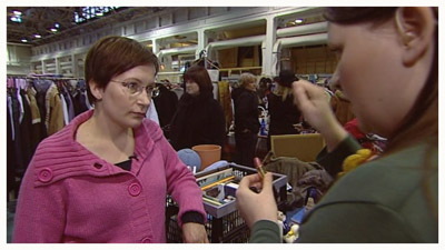 Sari Karjomaa ja Annamari Eskola tutkivat myytävänä olevaa kosmetiikkaa (copyright YLE/videokuvaa)