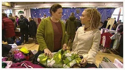 Annamari Eskola ja Helena Opas kirppiskierroksella (copyright YLE/videokuvaa)