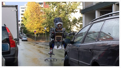 robottimies vuorovaikuttaa(copyright YLE/videokuvaa)