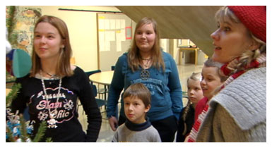 Joulukuusenkoristeita Roihuvuoren ala-asteelle (copyright YLE/videokuvaa)