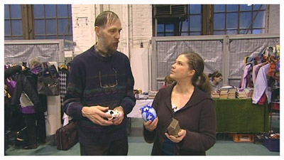 Juhani Greinert ja Anu Brask kirppiskierroksella (copyright YLE/videokuvaa)