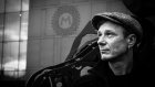Ismo Alanko Musiikkitalon edessä (kuva: Joonas Josefsson)