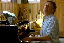 Jon Cleary on New Orleansin huippupianisteja. (kuva: Lähde: YLE Kuvapalvelu)