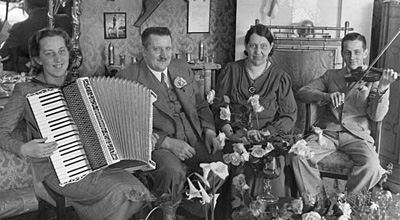 Paulon koko perhe koolla Huldan syntymäpäivänä 12.6.1939, Marja, Reko, Hulda ja Teppo.