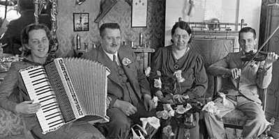 Paulon koko perhe koolla Huldan syntymäpäivänä 12.6.1939, Marja, Reko, Hulda ja Teppo.