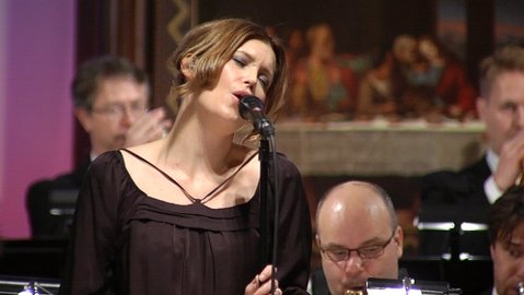 Laura Närhi ja jazzorkesteri UMO esiintymässä kirkossa.