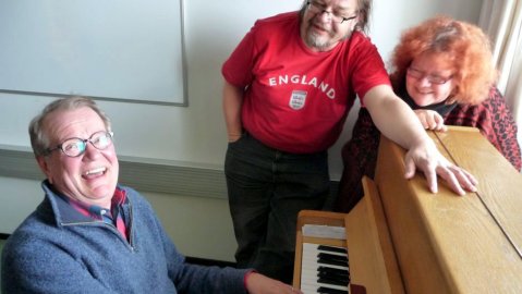 Humppaherra Pekka Hartonen ja Ylen musiikkiveijarit Kalevi Pollari ja Kirsi Väänänen