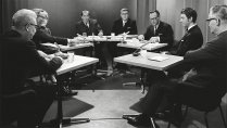 Pääministerin haastattelutunti vuonna 1968. Kuvassa vasemmalta: Toimittaja Reijo Enävaara, Suomen uutiset. Päätoimittaja Helge Halsti, Polttopiste. Toimittaja Kerttu Kauniskangas, Kansan uutiset. Pääministeri Rafael Paasio ja hänen sihteerinsä Jaakko
Turkka. Puheenjohtajana Niilo Ihamäki.
Päätoimittaja Mauno Pelkonen, Hämeen kansa ja päätoimittaja Esko Saarinen, Kaleva.