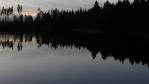 Ilta hämärtää maiseman Nastolan Luhtlammella ja muuttuu samalla siniseksi ja nyt Sininen hiljaisuus voi alkaa.