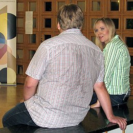 Ilmari ja Riikka jutustelevat hetken ennen varsinaista haastattelua. Kuva: Kaisa Erola/YLE.