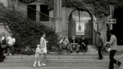 Kuva: Suomalaisia siirtolaisia portailla Ruotsissa.(1972) YLE kuvanauha.