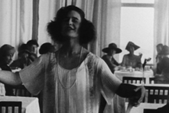 Kuva: Sulava liikehdint� oli valttia vuoden 1920 muotin�yt�ksess�. YLE kuvanauha.