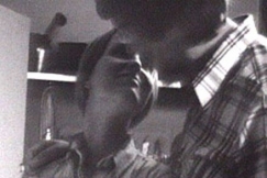 Kuva: Is� ja �iti halaavat keiti�ss�. YLE kuvanauha.