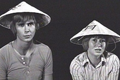 Kuva: Jussi Helminen ja Eija-Elina Bergholm kertovat Vietnamin sodasta. YLE kuvanauha.