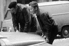 Kuva: Ohikulkijat yritt�v�t miest� konepellin alta. YLE kuvanauha.
