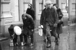 Kuva: Lanttia yritet��n irrottaa asfaltista. YLE kuvanauha.