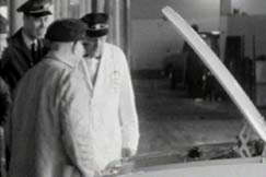 Kuva: Auton kadonnutta moottoria etsit��n miehiss�. YLE kuvanauha.