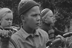 Kuva: Porkkalan palautus kiinnosti niin vanhoja kuin nuoriakin. YLE kuvanauha.