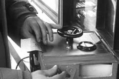 Kuva: Kannettavalla rahakoneella syntyy seteleit�. YLE kuvanauha. 