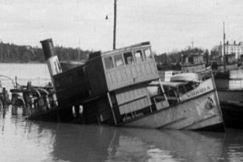 Kuva: Lakon vaikutuksia purettiin pitk��n. Kuva Katajanokalta lakon j�lkeen. YLE kuvanauha.