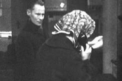 Kuva: Piilokamerapilan uhri puhelimessa. YLE kuvanauha.