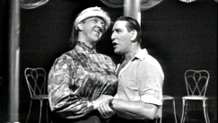 Kuva: Esa Pakarinen ja Henry Theel Huldan ja Kallen lemmenkohtauksessa (1967). YLE kuvanauha.