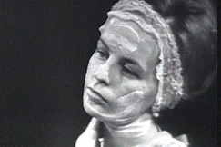 Kuva: Nainen puhdistaa kasvonsa diplomikosmetologi Aila Airon ohjeiden mukaan. YLE kuvanauha. 