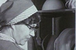 Kuva: Apu�iti tiskaa p�iv�n tiskej�. YLE kuvanauha.