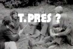 Kuva: Erkki Toivanen ehdottaa Tasavallan Presidentti -yhtyeelle kansainv�lisemp�� T. Pres -nime�. YLE kuvanauha.