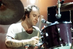 Kuva: Hurriganes-yhtye esiintyy. Rumpali-laulaja Remu. (1974) Arja Lento.